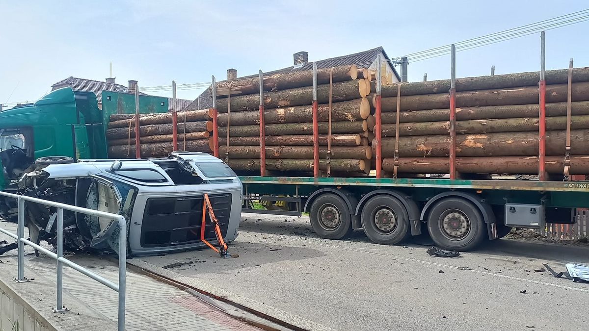 Osobní auto se na Jindřichohradecku čelně střetlo s kamionem převážejícím dřevo